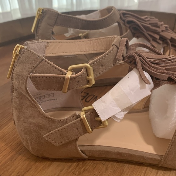 Kenneth Cole Reaction | NWOB Audra Struck Sand Fringe T-Strap Sandal 6 - Picture 12 of 17